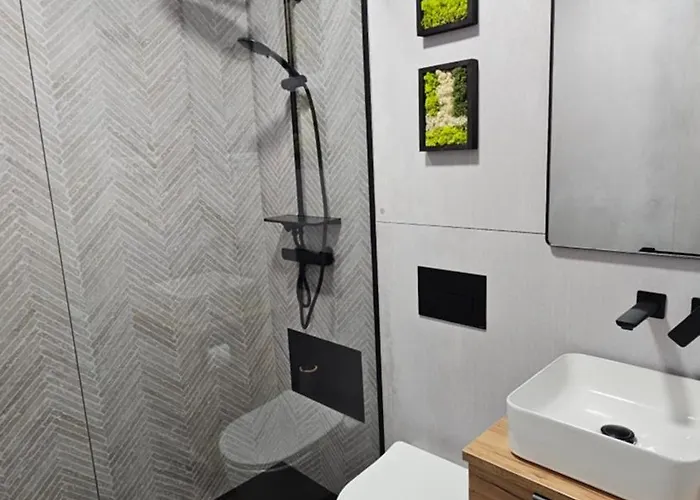 アパート • Silvia •